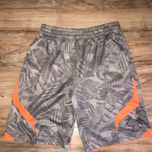 Men’s Under Armour XL loose fitted shorts